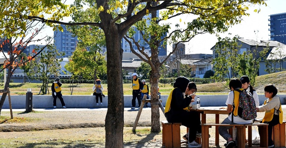 令和7年開催スポゴミ大会で試食する市民