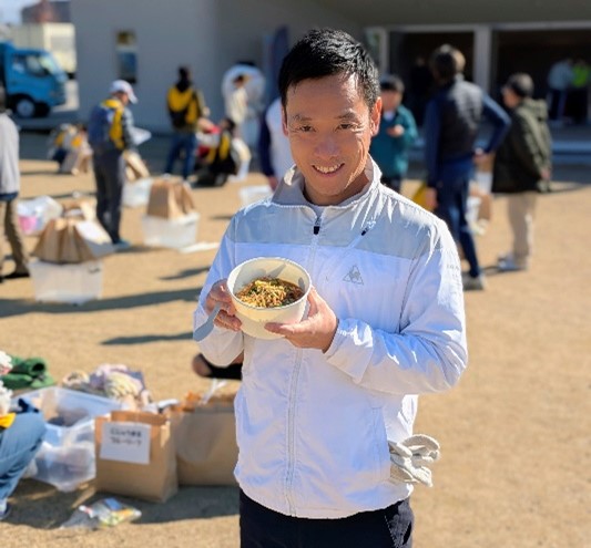 令和7年開催スポゴミ大会で試食する南出市長