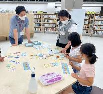 ボードゲームで遊んでいる様子