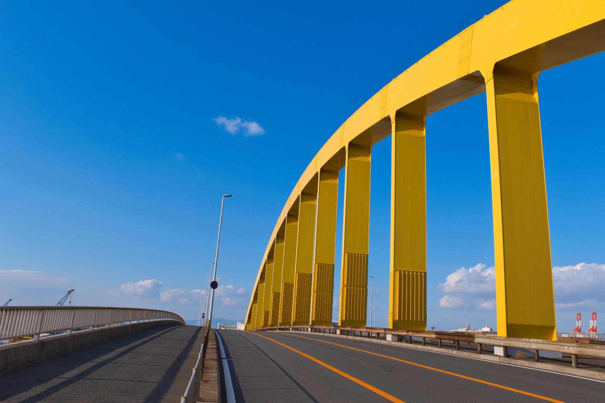 青と黄色のコントラスト