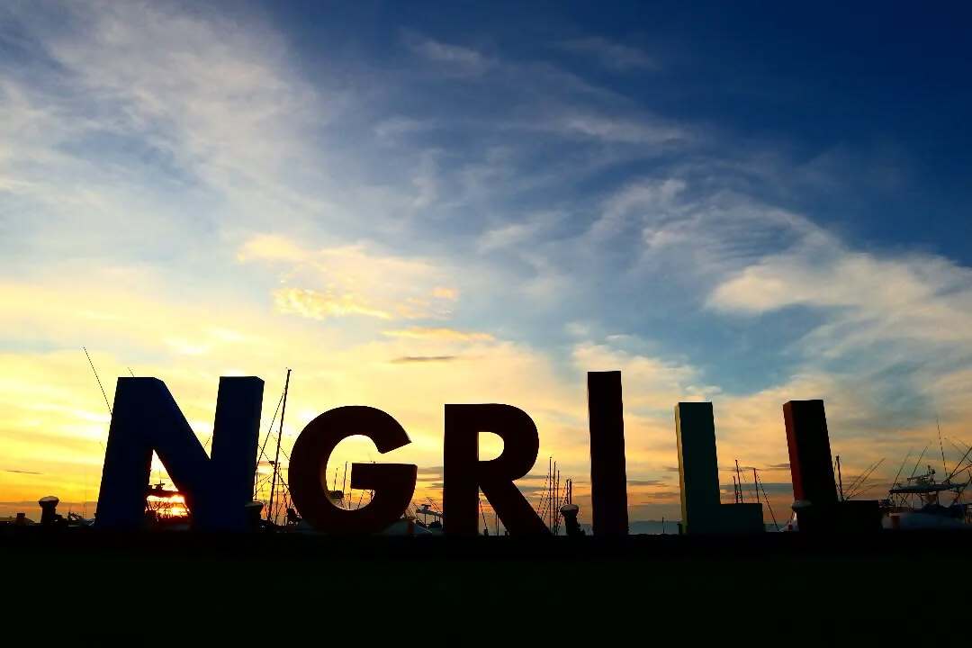 仲間とビールと、西の空