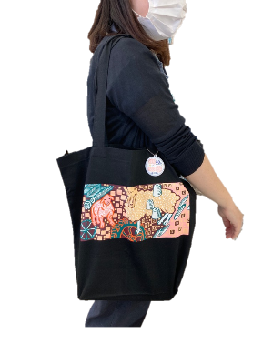 トートバッグを持った姿