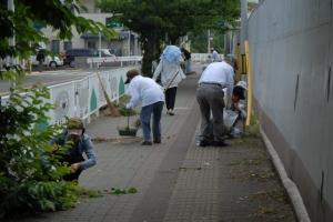 市内を清掃する市民