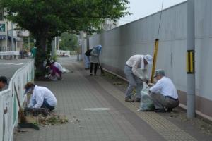 市内を清掃する市民
