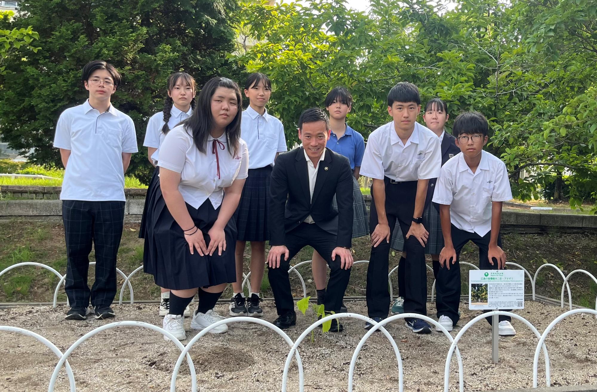 市長と学生の集合写真