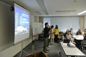 大学生が第1回学生会議の結果を報告