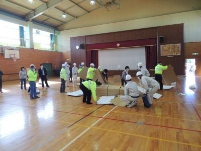 段ボールベッド組み立ての様子