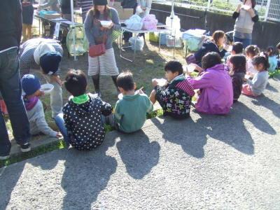 豚汁を食べる子ども