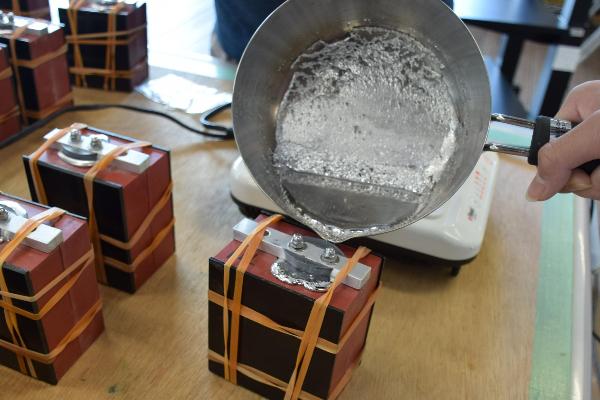 金属を溶かして型に流し込む様子