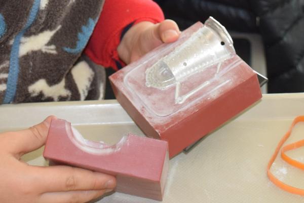 型から銅鐸を取り出す様子