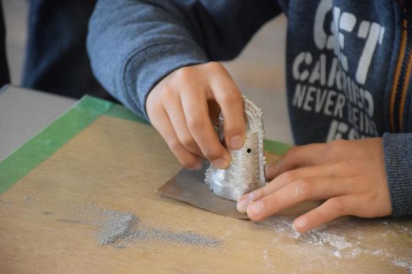 銅鐸の形をととのえる様子