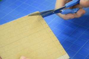 段ボールコースター台紙を切る