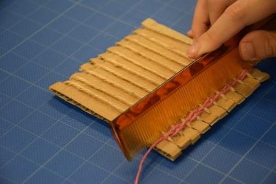 糸をくしで整える