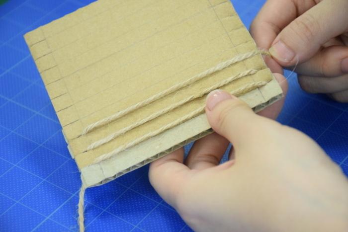 段ボールコースターに紐を巻く