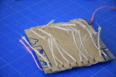 コースターの裏のたて糸切る