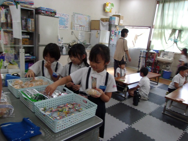 おやつを選ぶ子どもたち