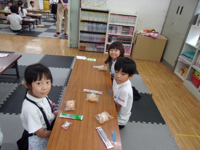 おやつを待つ子どもたち