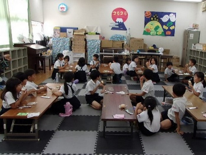 おやつを食べる子どもたち