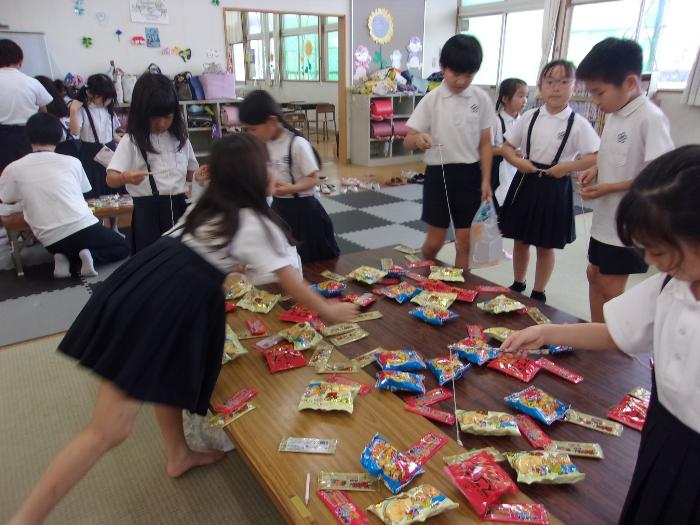 お菓子つりをしている子どもたち