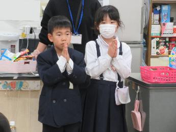 いただきますをする子どもたち