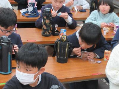 おやつを食べる子どもたち
