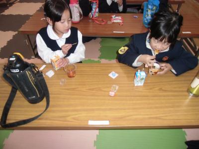 おやつを食べる子どもたち