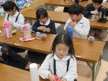 おやつを食べる子どもたち