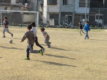 サッカーをする子どもたち