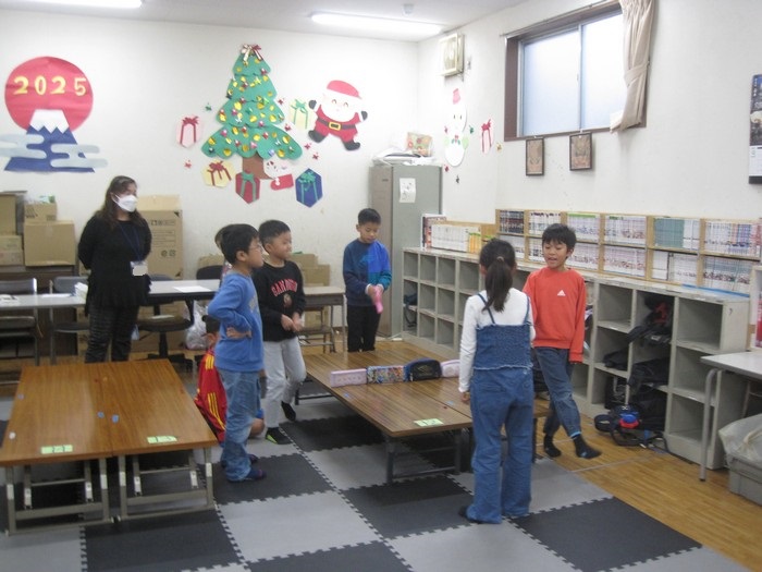 卓球をする子どもたち