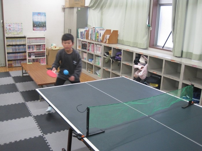 卓球をする子ども