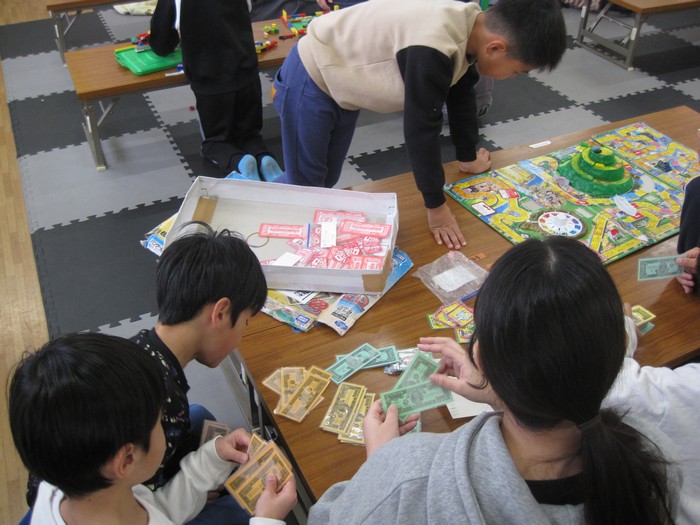 ボードゲームをする子どもたち