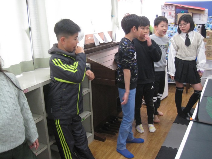 卓球をする子どもたち