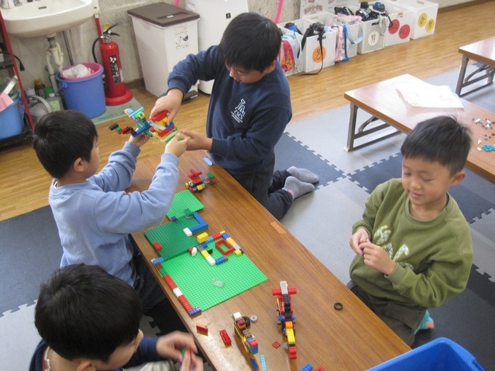 ブロック遊びをする子どもたち