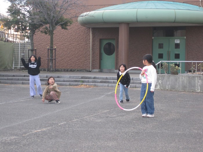 フラフープをする子どもたち