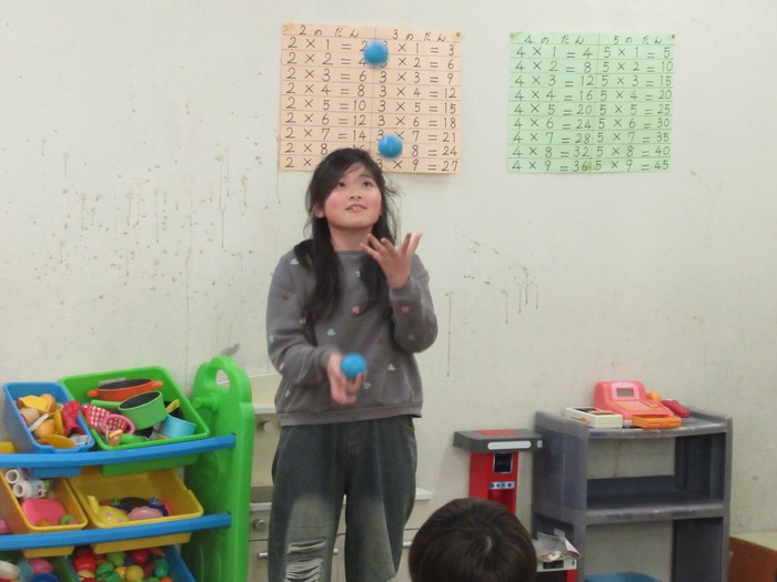 ジャグリングをする子ども