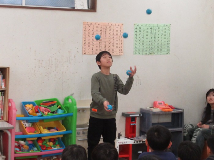 ジャグリングをする子ども