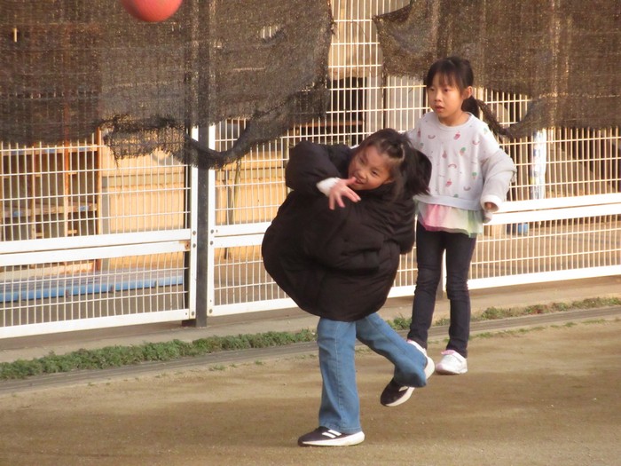 ドッジボールをする子どもたち
