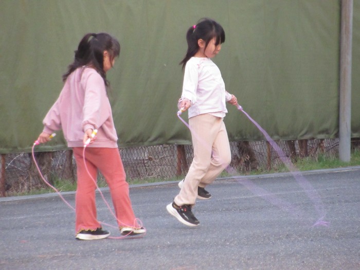 縄跳びをする子どもたち