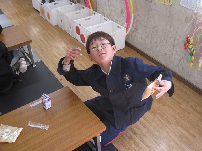 おやつを食べる子ども