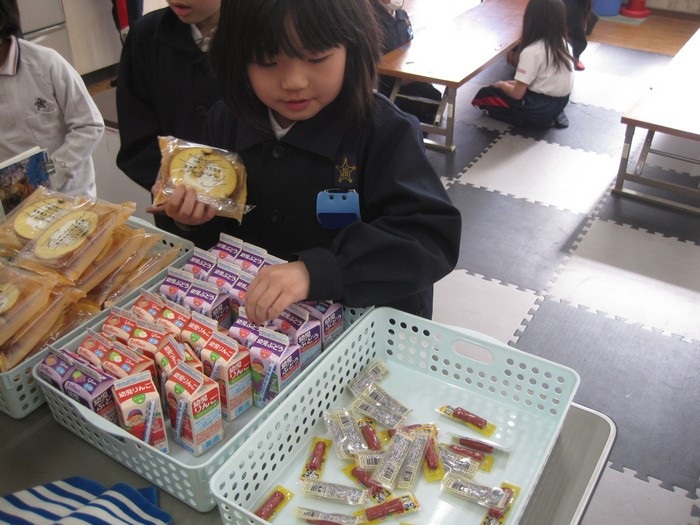 おやつを選ぶ子ども