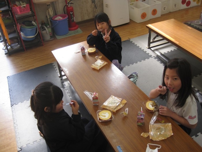 おやつを食べる子どもたち