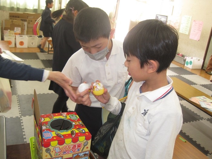 くじを引く子どもたち