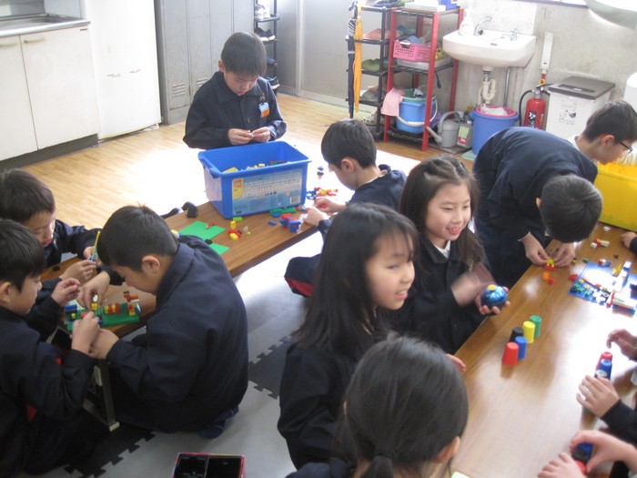 おもちゃで遊ぶ子どもたち