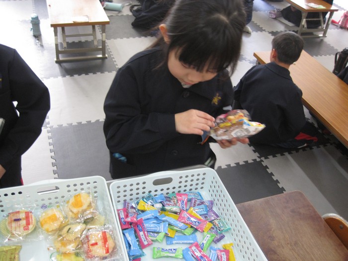おやつを選ぶ子どもたち