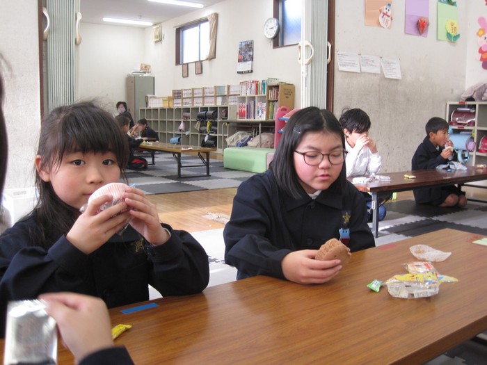 おやつを食べる子どもたち
