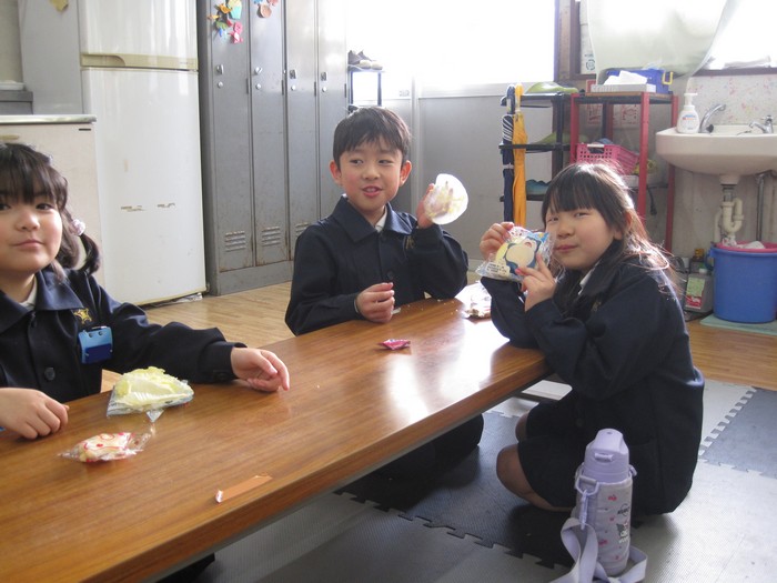 おやつを食べる子どもたち