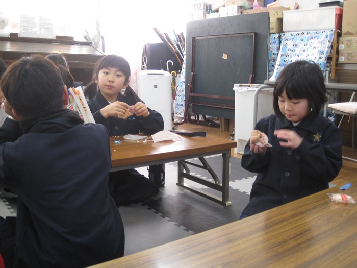 おやつを食べる子どもたち