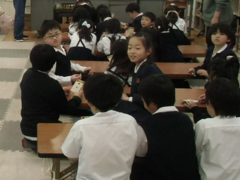 ビンゴをする子どもたち