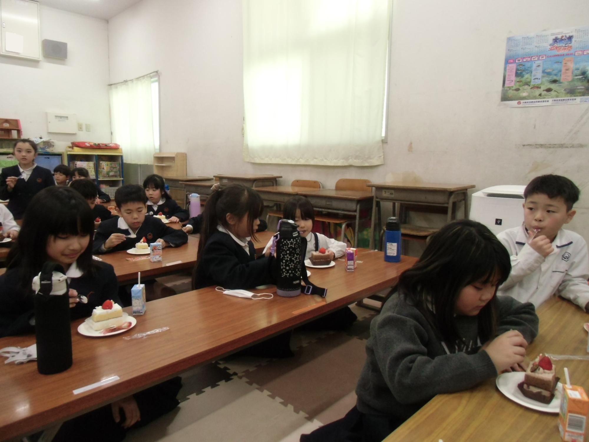 おやつを食べる子どもたち