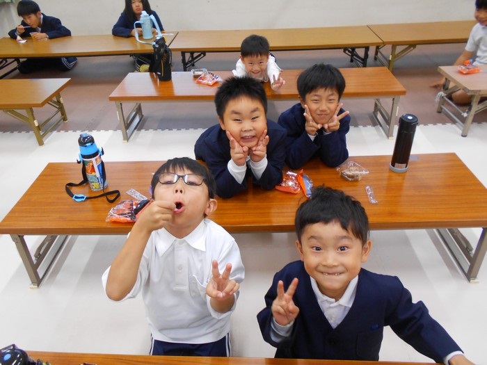 おやつを食べる子どもたち